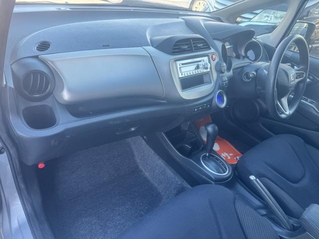 フィットハイブリッド スマートセレクション　電動ミラー　スマートキー　オートクルーズコントロール　ＥＴＣ　キーフリー　オートエアコン　ＡＢＳ　パワーウィンドウ　パワーステアリング　運転席エアバッグ　ＷエアＢ（29枚目）