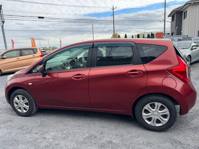 ノート Ｘ　ＥＴＣ搭載　スマトキー　キーレス　運転席助手席エアバッグ　ナビＴＶ　ワンセグ　バックカメラ　エアコン　パワーウィンドウ　パワーステアリング　ＡＢＳ　運転席エアバック　電動電格ミラー（22枚目）