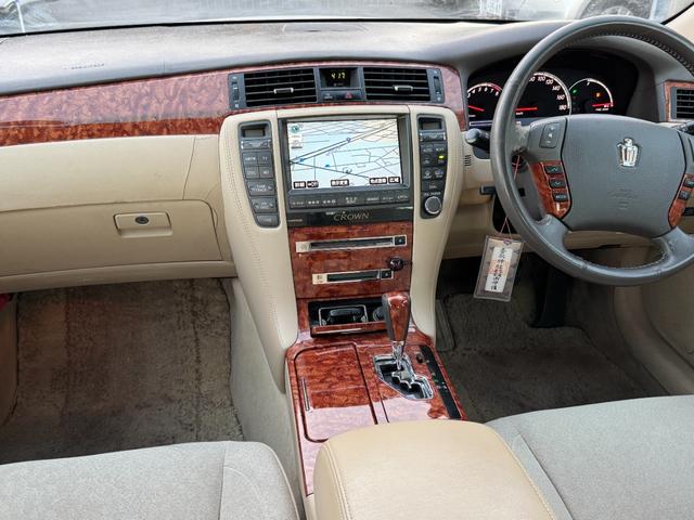 クラウン ロイヤルサルーン　インテリキー　オートエアコン　キーレスエントリー　クルコン　アルミホイール　ＡＢＳ　ＥＴＣ　エアバック　バックモニター　パワーステアリング　ＴＶ　助手席エアバッグ　電動ミラー　ＰＷ（6枚目）