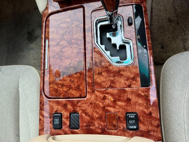 クラウン ロイヤルサルーン　インテリキー　オートエアコン　キーレスエントリー　クルコン　アルミホイール　ＡＢＳ　ＥＴＣ　エアバック　バックモニター　パワーステアリング　ＴＶ　助手席エアバッグ　電動ミラー　ＰＷ（9枚目）