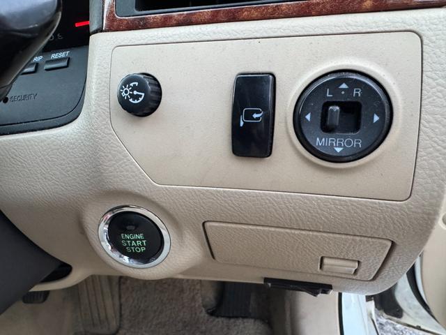 クラウン ロイヤルサルーン　インテリキー　オートエアコン　キーレスエントリー　クルコン　アルミホイール　ＡＢＳ　ＥＴＣ　エアバック　バックモニター　パワーステアリング　ＴＶ　助手席エアバッグ　電動ミラー　ＰＷ（12枚目）