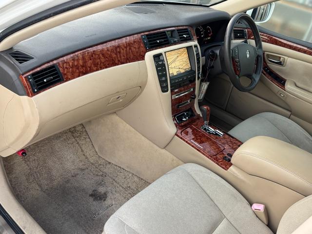 クラウン ロイヤルサルーン　インテリキー　オートエアコン　キーレスエントリー　クルコン　アルミホイール　ＡＢＳ　ＥＴＣ　エアバック　バックモニター　パワーステアリング　ＴＶ　助手席エアバッグ　電動ミラー　ＰＷ（22枚目）