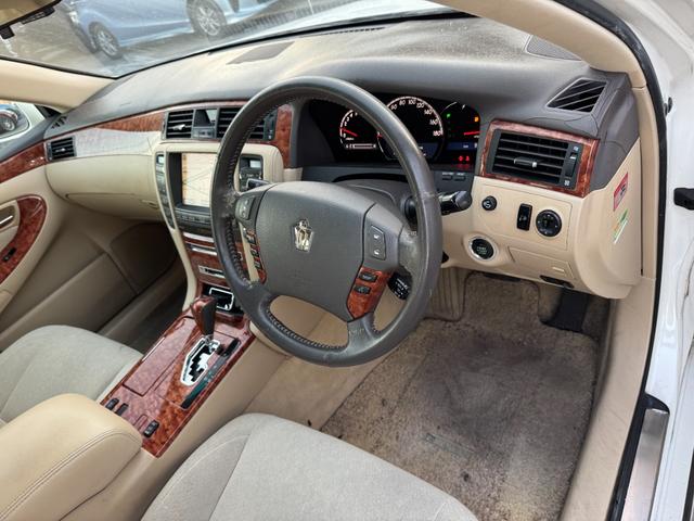 クラウン ロイヤルサルーン　インテリキー　オートエアコン　キーレスエントリー　クルコン　アルミホイール　ＡＢＳ　ＥＴＣ　エアバック　バックモニター　パワーステアリング　ＴＶ　助手席エアバッグ　電動ミラー　ＰＷ（23枚目）