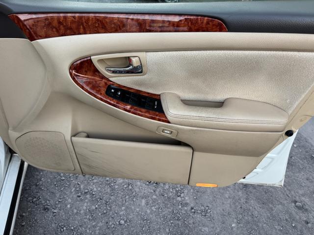 クラウン ロイヤルサルーン　インテリキー　オートエアコン　キーレスエントリー　クルコン　アルミホイール　ＡＢＳ　ＥＴＣ　エアバック　バックモニター　パワーステアリング　ＴＶ　助手席エアバッグ　電動ミラー　ＰＷ（26枚目）