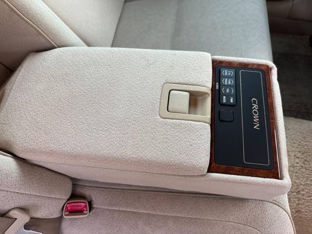 クラウン ロイヤルサルーン　インテリキー　オートエアコン　キーレスエントリー　クルコン　アルミホイール　ＡＢＳ　ＥＴＣ　エアバック　バックモニター　パワーステアリング　ＴＶ　助手席エアバッグ　電動ミラー　ＰＷ（32枚目）