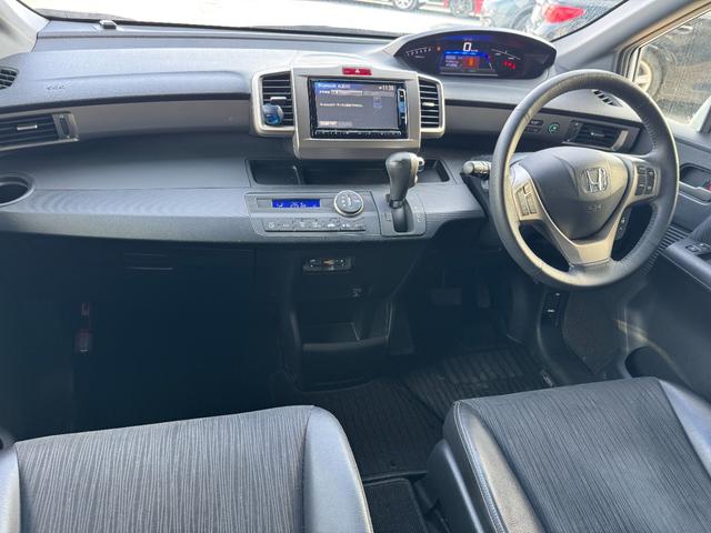 フリードスパイクハイブリッド ハイブリッド　プレミアムエディション　ＵＳＢ　両側自動ドア　Ｂカメラ　スマ－トキ－　ＥＴＣ車載器　ワンオーナー車　オートエアコン　ＤＶＤ再生　クルーズコントロール　電動格納ミラー　ＶＳＡ　Ｗエアバック　ナビＴＶ（6枚目）