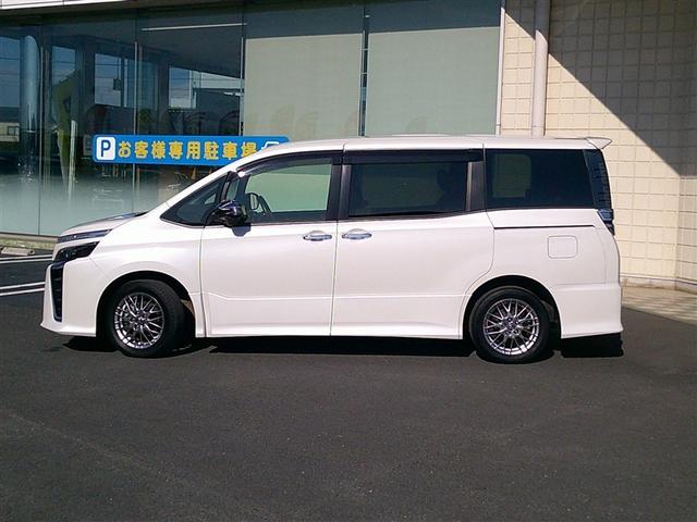 ヴォクシー ハイブリッドＺＳ　煌ＩＩＩ　フルセグ　メモリーナビ　後席モニター　バックカメラ　衝突被害軽減システム　ＥＴＣ　ドラレコ　乗車定員７人　３列シート　ワンオーナー　記録簿（2枚目）
