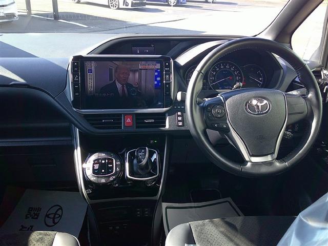 ヴォクシー ハイブリッドＺＳ　煌ＩＩＩ　フルセグ　メモリーナビ　後席モニター　バックカメラ　衝突被害軽減システム　ＥＴＣ　ドラレコ　乗車定員７人　３列シート　ワンオーナー　記録簿（5枚目）