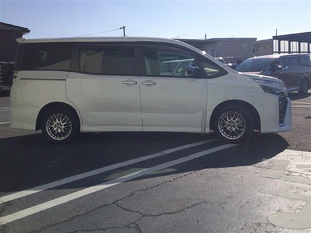 ヴォクシー ハイブリッドＺＳ　煌ＩＩＩ　フルセグ　メモリーナビ　後席モニター　バックカメラ　衝突被害軽減システム　ＥＴＣ　ドラレコ　乗車定員７人　３列シート　ワンオーナー　記録簿（38枚目）