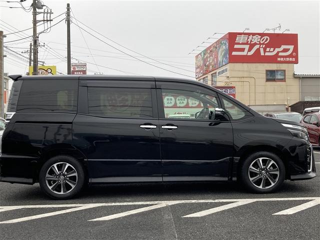 ヴォクシー ＺＳ　フルセグ　メモリーナビ　後席モニター　バックカメラ　衝突被害軽減システム　ＥＴＣ　ドラレコ　乗車定員７人　３列シート　ワンオーナー　記録簿（6枚目）