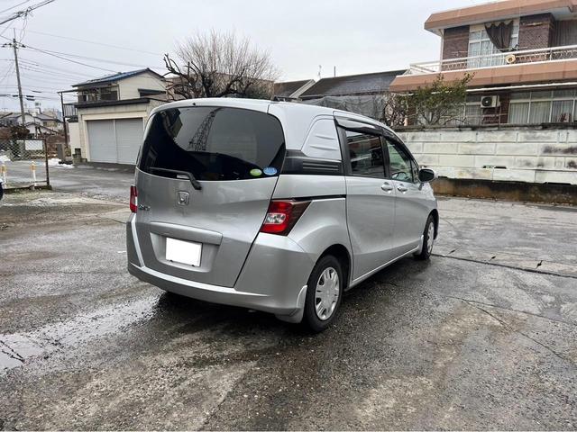 フリードスパイク Ｇ　ＥＴＣ　禁煙車　純正ナビ（7枚目）