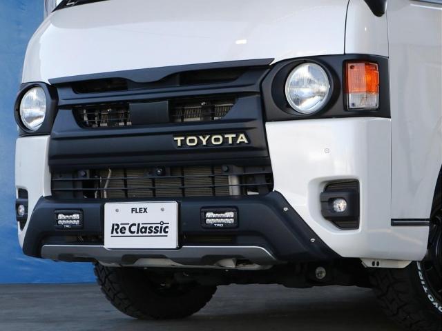 ハイエースバン スーパーＧＬ　ダークプライムＩＩ　○ＲＥクラシック丸目キット○ＴＲＤフルエアロ○リアスポイラー○シートカバー○オリジナル特注・アームレストセット○ベッドキット○ビッグＸ・ＥＴＣ・フリップダウンモニター・連動ドラレコ○ドアミラー自動格納（16枚目）