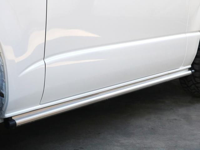ハイエースバン スーパーＧＬ　ダークプライムＩＩ　○ＲＥクラシック丸目キット○ＴＲＤフルエアロ○リアスポイラー○シートカバー○オリジナル特注・アームレストセット○ベッドキット○ビッグＸ・ＥＴＣ・フリップダウンモニター・連動ドラレコ○ドアミラー自動格納（29枚目）