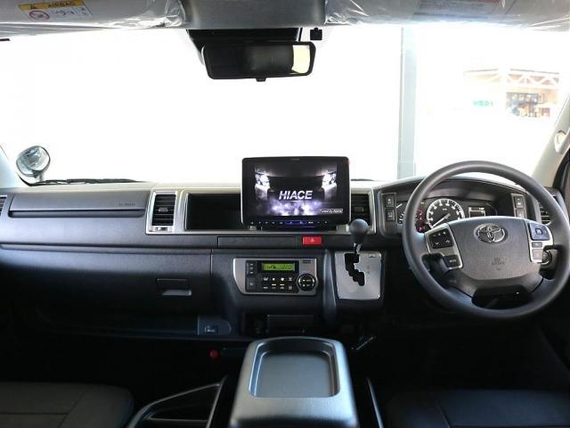 ハイエースワゴン ＧＬ　〇ロＬＥＤテールランプ〇オリジナルフロントリップ〇オーバーフェンダー〇グッドイヤーナスカータイヤ〇アルパイン１１インチナビ〇アルパイン後席モニター〇ＥＴＣ２．０〇オリジナルベッドキット〇シートカバー○（3枚目）
