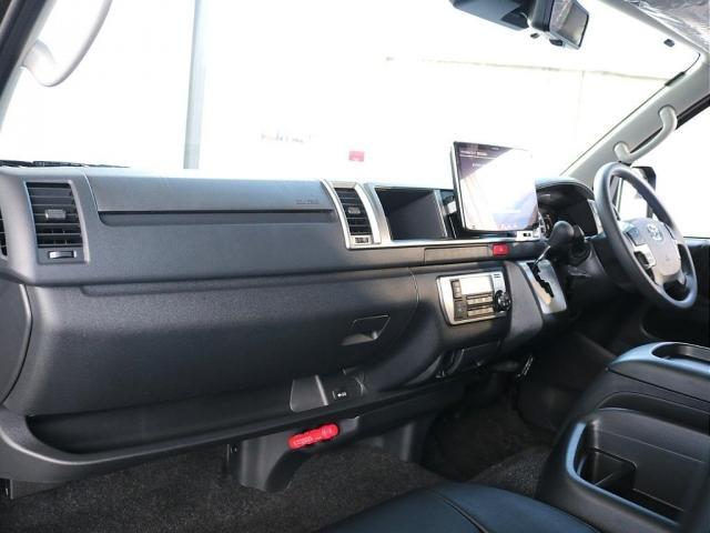 ハイエースワゴン ＧＬ　〇ロＬＥＤテールランプ〇オリジナルフロントリップ〇オーバーフェンダー〇グッドイヤーナスカータイヤ〇アルパイン１１インチナビ〇アルパイン後席モニター〇ＥＴＣ２．０〇オリジナルベッドキット〇シートカバー○（4枚目）