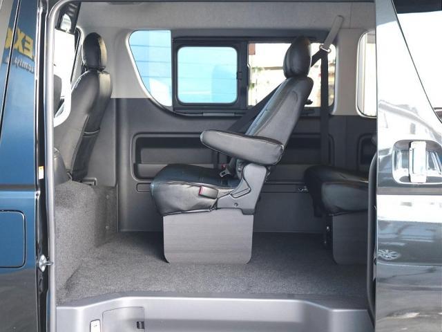 ハイエースワゴン ＧＬ　〇ロＬＥＤテールランプ〇オリジナルフロントリップ〇オーバーフェンダー〇グッドイヤーナスカータイヤ〇アルパイン１１インチナビ〇アルパイン後席モニター〇ＥＴＣ２．０〇オリジナルベッドキット〇シートカバー○（17枚目）