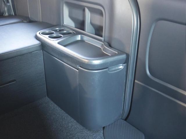 ハイエースワゴン ＧＬ　〇ロＬＥＤテールランプ〇オリジナルフロントリップ〇オーバーフェンダー〇グッドイヤーナスカータイヤ〇アルパイン１１インチナビ〇アルパイン後席モニター〇ＥＴＣ２．０〇オリジナルベッドキット〇シートカバー○（19枚目）