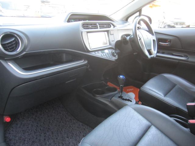 アクア Ｇブラックソフトレザーセレクション　純正ナビ　Ｂカメラ　スマートキー２個　Ａエアコン　Ｐスタート　アイドリングストップ　ソフトレザーシート　ドラレコ前後　ＢＴ接続　革巻きステアリング　純正ＡＷ　ＥＴＣ　禁煙車（7枚目）