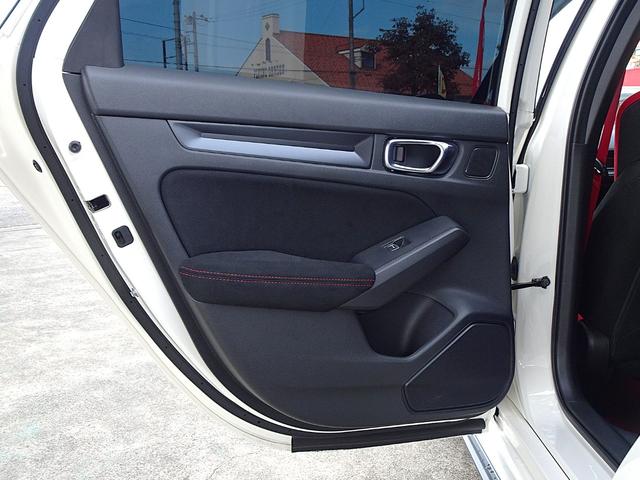 シビック タイプＲ　タイプＲ（４名）　ホンダセンシング　ドライブモードスイッチ　＋Ｒモードスイッチ　フルＬＥＤヘッドランプ　グロスブラックリアスポイラー　１９インチＡＷ　スマートキー　ホンダコネクトディスプレイ（38枚目）