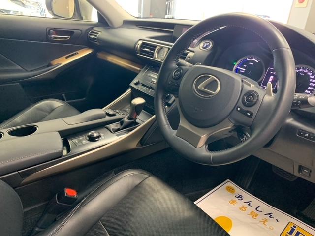 IS300h バージョンL 黒革エアシート&ヒーター ブラインドスポットモニター クルーズコントロール 18インチAW パドルシフト クリアランスソナー コーナービューカメラ 純正ナビ フルセグTV Bカメラ 禁煙車(10枚目)