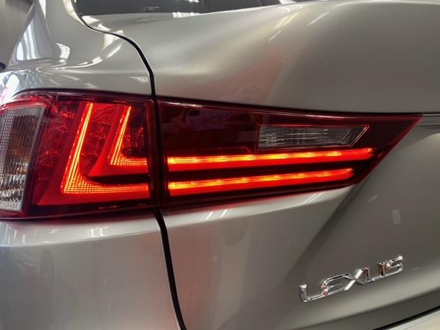 IS300h バージョンL 黒革エアシート&ヒーター ブラインドスポットモニター クルーズコントロール 18インチAW パドルシフト クリアランスソナー コーナービューカメラ 純正ナビ フルセグTV Bカメラ 禁煙車(18枚目)