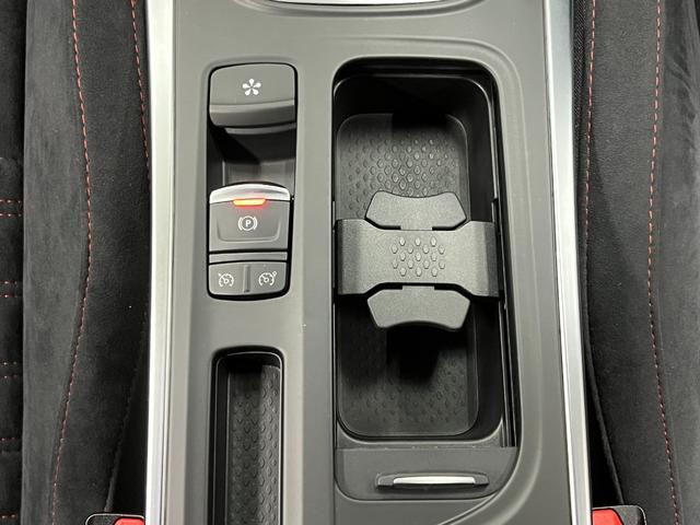 メガーヌ ルノー　スポール　純正タッチスクリーンオーディオ　ＣａｒＰｌａｙ　ＢＴ＆ＵＳＢ　ＥＴＣ２．０　レーダークルーズ　車線逸脱　衝突軽減　ＢＳＭ　Ｂｒｅｍｂｏ赤キャリパー　ＬＥＤオートライト　純正１９ＡＷ　ＲＳドライブ（29枚目）