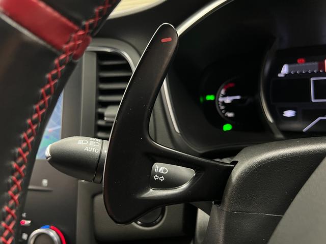 ルノー　スポール　純正タッチスクリーンオーディオ　ＣａｒＰｌａｙ　ＢＴ＆ＵＳＢ　ＥＴＣ２．０　レーダークルーズ　車線逸脱　衝突軽減　ＢＳＭ　Ｂｒｅｍｂｏ赤キャリパー　ＬＥＤオートライト　純正１９ＡＷ　ＲＳドライブ(44枚目)