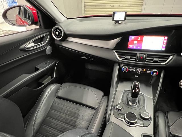 ジュリア ヴェローチェ　Ｈａｒｍａｎ＆Ｋａｒｄｏｎ　ＣａｒＰｌａｙ　黒革　シート＆ステアリングヒーター　Ｂカメラ　車線逸脱　衝突軽減　ＢＳＭ　レーダークルーズ　ＥＴＣ　パドルシフト　キセノンオートライト　純正１８ＡＷ　禁煙（21枚目）