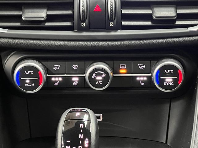 ジュリア ヴェローチェ　Ｈａｒｍａｎ＆Ｋａｒｄｏｎ　ＣａｒＰｌａｙ　黒革　シート＆ステアリングヒーター　Ｂカメラ　車線逸脱　衝突軽減　ＢＳＭ　レーダークルーズ　ＥＴＣ　パドルシフト　キセノンオートライト　純正１８ＡＷ　禁煙（24枚目）