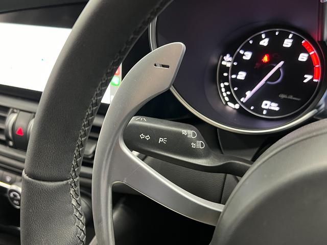 ジュリア ヴェローチェ　Ｈａｒｍａｎ＆Ｋａｒｄｏｎ　ＣａｒＰｌａｙ　黒革　シート＆ステアリングヒーター　Ｂカメラ　車線逸脱　衝突軽減　ＢＳＭ　レーダークルーズ　ＥＴＣ　パドルシフト　キセノンオートライト　純正１８ＡＷ　禁煙（35枚目）