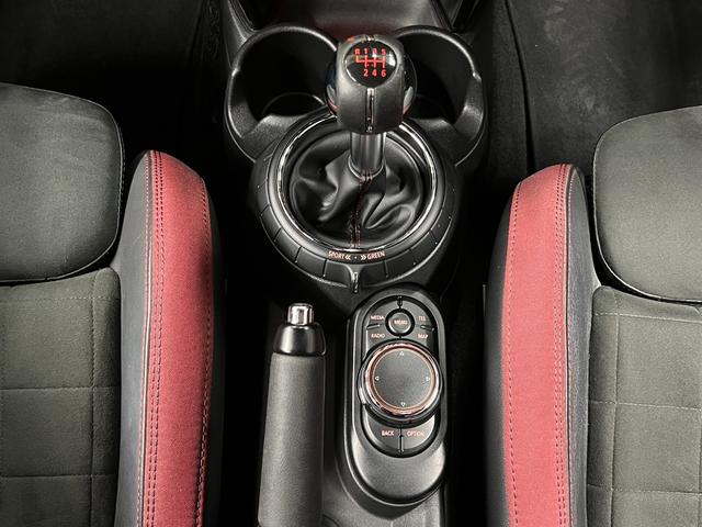 ＭＩＮＩ ジョンクーパーワークス　６速ＭＴ　１年保証　純正ナビ　ミラー型ＥＴＣ　ヘッドアップディスプレイ　Ｂｒｅｍｂｏ赤キャリパー　ＪＣＷ１８ＡＷ　コンフォートアクセス　スポーツシート　シートヒーター　クルーズコントロール　禁煙車（27枚目）