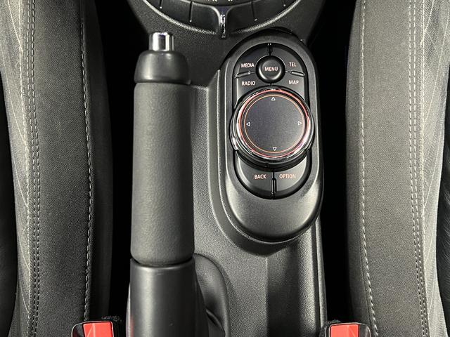 ＭＩＮＩ クーパーＳ　コンバーチブル　１年保証　電動オープン　ＲＥＭＵＳマフラー　ＡＭＳＥＣＨＳ１８ＡＷ　ＬＣＩテール　ハーフレザー　ＨＵＤ　インテリセーフ　コンフォートアクセス　ＬＥＤライト　Ｓヒーター　ナビ　Ｂカメラ　ＡＣＣ　禁煙車（37枚目）