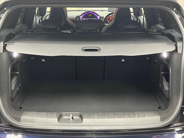 ＭＩＮＩ ジョンクーパーワークス　クラブマン　距離無制限１年保証　インテリＳ　ＡＤＰクルーズ　ＬＥＤオートライト　ＢＩＬＳＴＥＩＮショック　純正１８ＡＷ　２２年製造ミシュランＰＳ５装着　ＪＣＷハーフレザー　純正ナビ　Ｂカメラ　スマキー２個　禁煙（17枚目）