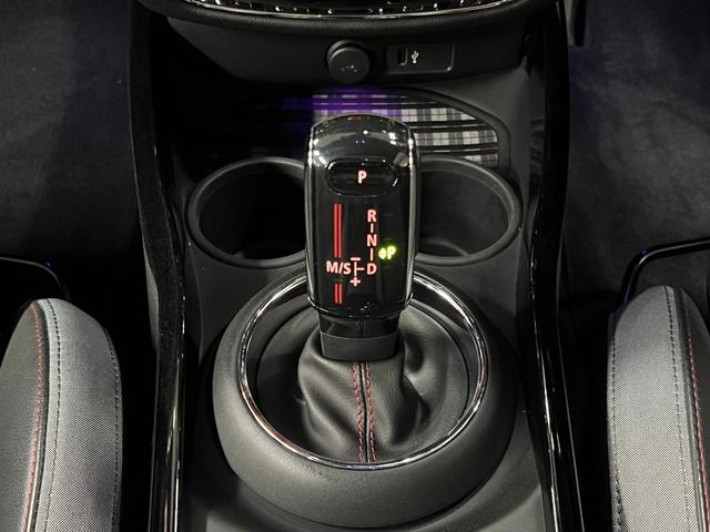 ＭＩＮＩ ジョンクーパーワークス　クラブマン　距離無制限１年保証　インテリＳ　ＡＤＰクルーズ　ＬＥＤオートライト　ＢＩＬＳＴＥＩＮショック　純正１８ＡＷ　２２年製造ミシュランＰＳ５装着　ＪＣＷハーフレザー　純正ナビ　Ｂカメラ　スマキー２個　禁煙（34枚目）