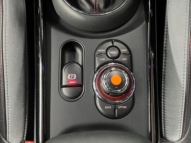 ＭＩＮＩ ジョンクーパーワークス　クラブマン　距離無制限１年保証　インテリＳ　ＡＤＰクルーズ　ＬＥＤオートライト　ＢＩＬＳＴＥＩＮショック　純正１８ＡＷ　２２年製造ミシュランＰＳ５装着　ＪＣＷハーフレザー　純正ナビ　Ｂカメラ　スマキー２個　禁煙（35枚目）
