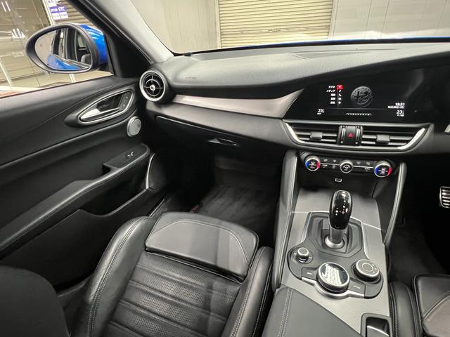 ジュリア ヴェローチェ　距離無制限１年保証　黒革　Ｓヒーター　林檎カープレイ＆アンドロイドオート　Ｈａｒｍａｎ＆Ｋａｒｄｏｎ　純正１８ＡＷ　レーダークルーズ　Ｂカメラ　衝突軽減＆車線保持＆死角補助　ソナー　純正ドラレコ　禁煙（25枚目）