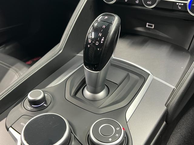 ジュリア ヴェローチェ　距離無制限１年保証　黒革　Ｓヒーター　林檎カープレイ＆アンドロイドオート　Ｈａｒｍａｎ＆Ｋａｒｄｏｎ　純正１８ＡＷ　レーダークルーズ　Ｂカメラ　衝突軽減＆車線保持＆死角補助　ソナー　純正ドラレコ　禁煙（29枚目）