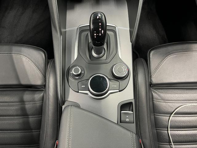 ジュリア ヴェローチェ　距離無制限１年保証　黒革　Ｓヒーター　林檎カープレイ＆アンドロイドオート　Ｈａｒｍａｎ＆Ｋａｒｄｏｎ　純正１８ＡＷ　レーダークルーズ　Ｂカメラ　衝突軽減＆車線保持＆死角補助　ソナー　純正ドラレコ　禁煙（30枚目）