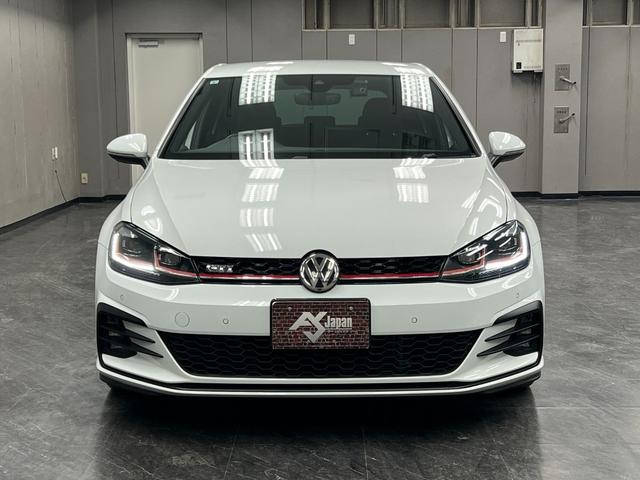 ゴルフＧＴＩ ベースグレード　６ＭＴ　距離無制限１年保証　ユーザー様直接買取車　ＣａｒＰｌａｙ対応ＤｉｓＰｒｏナビ　Ｂカメラ　衝突軽減　車線保持　ＡＣＣ　ＬＥＤオートライト　ＥＴＣ　純正１７ＡＷ　禁煙車　記録簿（6枚目）