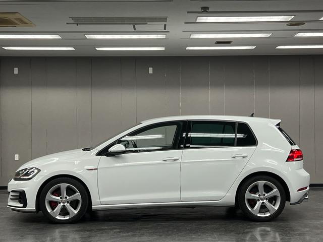 ゴルフＧＴＩ ベースグレード　６ＭＴ　距離無制限１年保証　ユーザー様直接買取車　ＣａｒＰｌａｙ対応ＤｉｓＰｒｏナビ　Ｂカメラ　衝突軽減　車線保持　ＡＣＣ　ＬＥＤオートライト　ＥＴＣ　純正１７ＡＷ　禁煙車　記録簿（8枚目）
