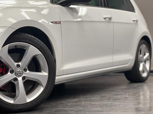 ゴルフＧＴＩ ベースグレード　６ＭＴ　距離無制限１年保証　ユーザー様直接買取車　ＣａｒＰｌａｙ対応ＤｉｓＰｒｏナビ　Ｂカメラ　衝突軽減　車線保持　ＡＣＣ　ＬＥＤオートライト　ＥＴＣ　純正１７ＡＷ　禁煙車　記録簿（9枚目）