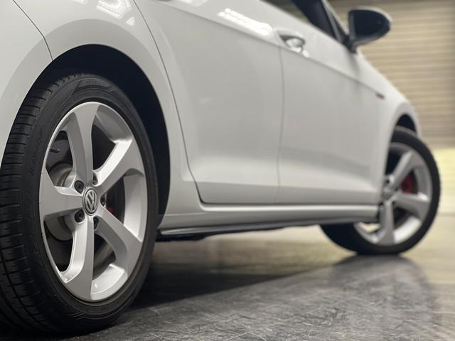 ゴルフＧＴＩ ベースグレード　６ＭＴ　距離無制限１年保証　ユーザー様直接買取車　ＣａｒＰｌａｙ対応ＤｉｓＰｒｏナビ　Ｂカメラ　衝突軽減　車線保持　ＡＣＣ　ＬＥＤオートライト　ＥＴＣ　純正１７ＡＷ　禁煙車　記録簿（11枚目）