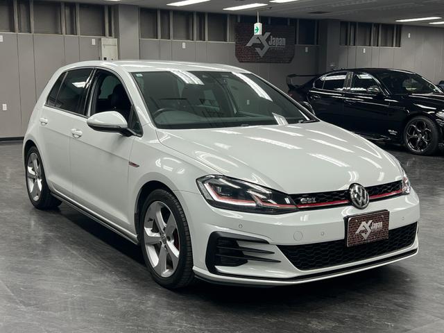 ゴルフＧＴＩ ベースグレード　６ＭＴ　距離無制限１年保証　ユーザー様直接買取車　ＣａｒＰｌａｙ対応ＤｉｓＰｒｏナビ　Ｂカメラ　衝突軽減　車線保持　ＡＣＣ　ＬＥＤオートライト　ＥＴＣ　純正１７ＡＷ　禁煙車　記録簿（12枚目）