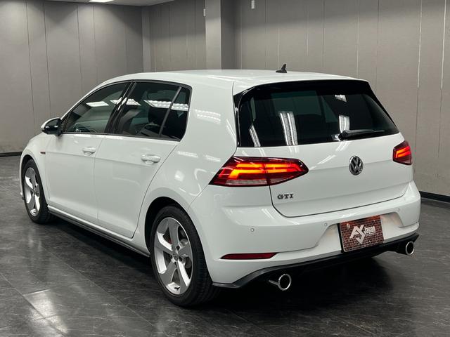 ゴルフＧＴＩ ベースグレード　６ＭＴ　距離無制限１年保証　ユーザー様直接買取車　ＣａｒＰｌａｙ対応ＤｉｓＰｒｏナビ　Ｂカメラ　衝突軽減　車線保持　ＡＣＣ　ＬＥＤオートライト　ＥＴＣ　純正１７ＡＷ　禁煙車　記録簿（15枚目）