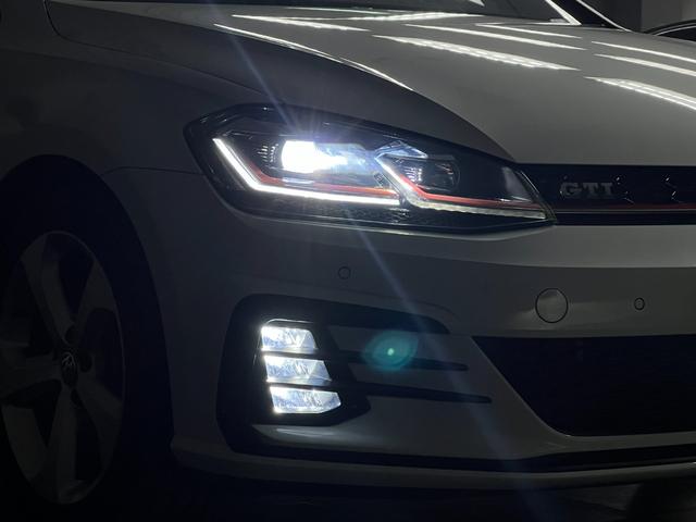 ゴルフＧＴＩ ベースグレード　６ＭＴ　距離無制限１年保証　ユーザー様直接買取車　ＣａｒＰｌａｙ対応ＤｉｓＰｒｏナビ　Ｂカメラ　衝突軽減　車線保持　ＡＣＣ　ＬＥＤオートライト　ＥＴＣ　純正１７ＡＷ　禁煙車　記録簿（18枚目）