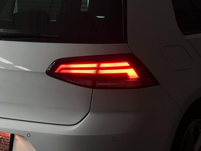ゴルフＧＴＩ ベースグレード　６ＭＴ　距離無制限１年保証　ユーザー様直接買取車　ＣａｒＰｌａｙ対応ＤｉｓＰｒｏナビ　Ｂカメラ　衝突軽減　車線保持　ＡＣＣ　ＬＥＤオートライト　ＥＴＣ　純正１７ＡＷ　禁煙車　記録簿（20枚目）