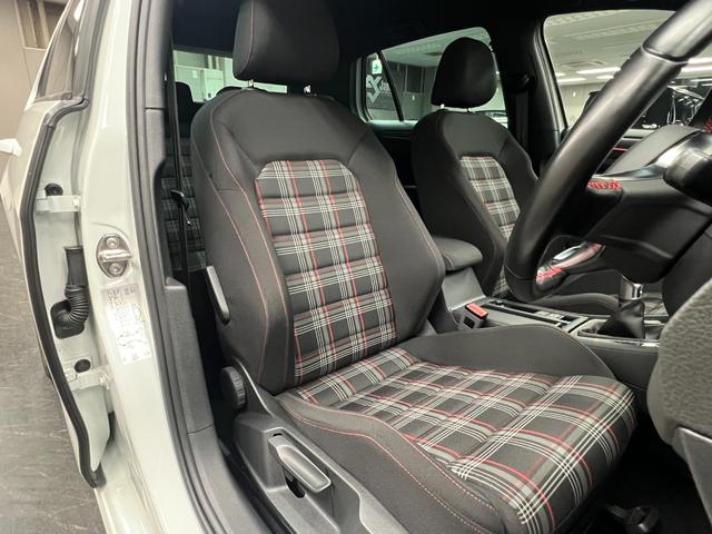 ゴルフＧＴＩ ベースグレード　６ＭＴ　距離無制限１年保証　ユーザー様直接買取車　ＣａｒＰｌａｙ対応ＤｉｓＰｒｏナビ　Ｂカメラ　衝突軽減　車線保持　ＡＣＣ　ＬＥＤオートライト　ＥＴＣ　純正１７ＡＷ　禁煙車　記録簿（22枚目）