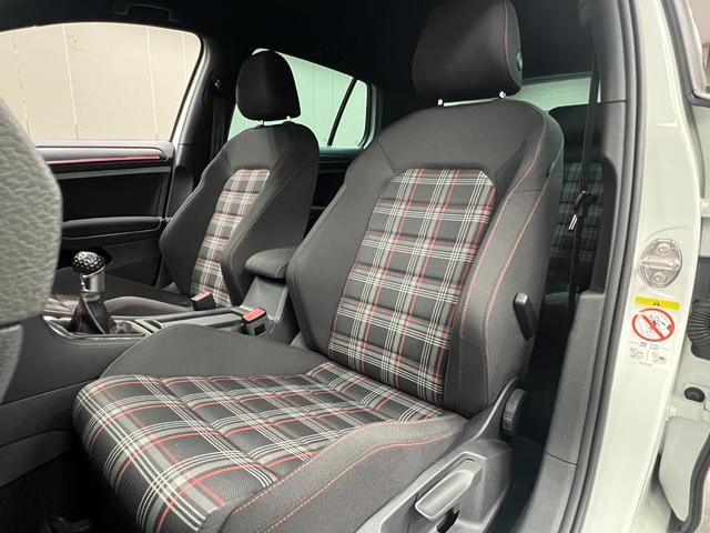ゴルフＧＴＩ ベースグレード　６ＭＴ　距離無制限１年保証　ユーザー様直接買取車　ＣａｒＰｌａｙ対応ＤｉｓＰｒｏナビ　Ｂカメラ　衝突軽減　車線保持　ＡＣＣ　ＬＥＤオートライト　ＥＴＣ　純正１７ＡＷ　禁煙車　記録簿（23枚目）