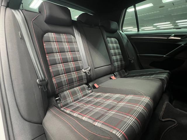 ゴルフＧＴＩ ベースグレード　６ＭＴ　距離無制限１年保証　ユーザー様直接買取車　ＣａｒＰｌａｙ対応ＤｉｓＰｒｏナビ　Ｂカメラ　衝突軽減　車線保持　ＡＣＣ　ＬＥＤオートライト　ＥＴＣ　純正１７ＡＷ　禁煙車　記録簿（24枚目）