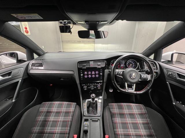 ゴルフＧＴＩ ベースグレード　６ＭＴ　距離無制限１年保証　ユーザー様直接買取車　ＣａｒＰｌａｙ対応ＤｉｓＰｒｏナビ　Ｂカメラ　衝突軽減　車線保持　ＡＣＣ　ＬＥＤオートライト　ＥＴＣ　純正１７ＡＷ　禁煙車　記録簿（26枚目）